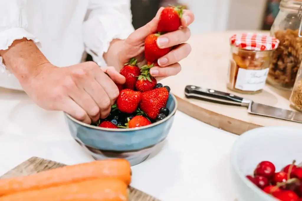 Lindsay Montgomery, Beaconsfield Nutritionist preparing Strawberries